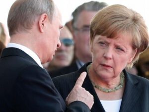 Putinlə görüşdə Merkelin telefonuna zəng gəlib – VİDEO