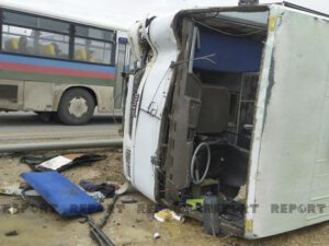 Azərbaycanda sərnişin avtobusu qəzaya uğradı: Xəsarət alanlar var – FOTO