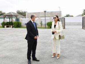 Mehriban Əliyeva Binədə yeni inşa edilən məktəbdə – FOTOLAR