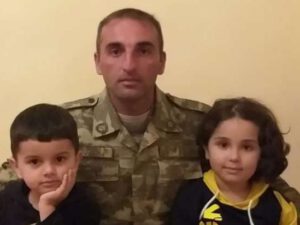Şəhidin xanımı: Saçını özü kəsirdi ki, bərbərə verəcəyi pulu uşaqlara xərcləsin – VİDEO