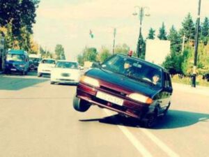 Azərbaycanda avtoxuliqan polisi maşınla vurdu