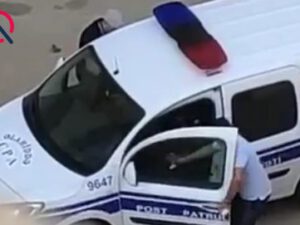 Rüşvət alarkən görüntülənən polis xidmətdən qovuldu – Video