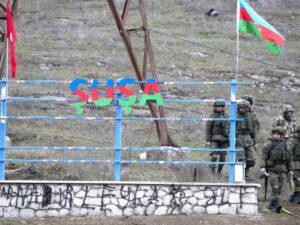 Hərbçilərimiz Şuşaya girmək istəyən sülhməramlı maşınını saxladı