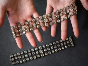 Kraliçanın qolbaqları 6 milyona satılacaq – FOTO