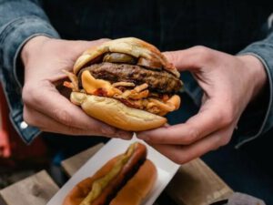 DƏHŞƏTLİ HADİSƏ: hamburgerdən insan barmağı çıxdı