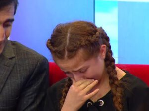Qızını çiynində daşıyan ata canlı efirdə hər kəsi ağlatdı – VİDEO