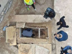 Torpağı qazarkən sandıq tapdı – İçinə baxanda İNANMADI: Sən demə illər əvvəl… / FOTOLAR