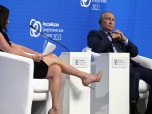 Putindən müsahibə alan xanım aparıcıya reaksiya: “Ayaqları ilə nə edir?”