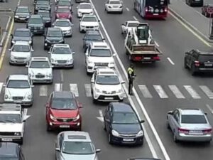 Bakıda ŞOK OLAY – Sürücü ona yol verməyən şəxsi svetaforda saxlayıb yerə yıxdı, bıçaqla…