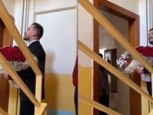 Qız istəməyə gedən bəy səhvən başqa qapını döydü – Qapını açan isə… / VİDEO