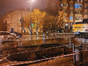 Sumqayıtda yol çökdü