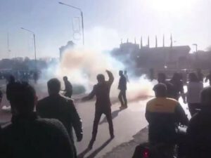 İranda iki qardaşın edamı toqquşmalara səbəb oldu: Çox sayda yaralı və həbs olunan var – VİDEO