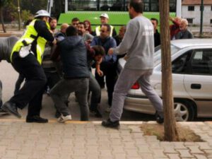 Bakıda film kimi olay: Maşındakı qıza baxdı, təqib etdi, baqajdan dəyənək götürüb hücum etdi