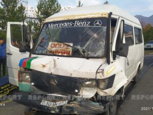 Oğuzda iki mikroavtobus toqquşub, xəsarət alanlar var
