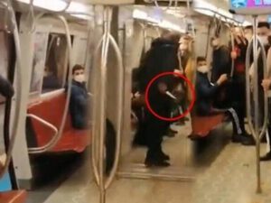 Metroda DƏHŞƏT: qəssab bıçağı ilə… – VİDEO
