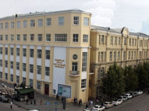 Bakıda universitetdə tüstüləmə: Tələbələr təxliyə edildi
