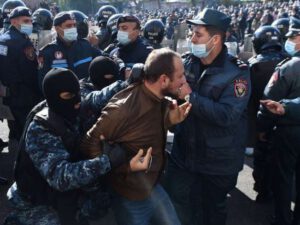 İrəvanda toqquşma: Xəsarət alanlar var