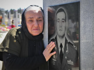 Polad Həşimovun anası: “Onun yolu ilə minlərlə gənc cəbhəyə can atdı” – VİDEO