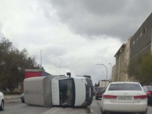 Güclü külək Bakıda yük avtomobilini aşırdı