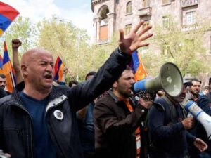 İrəvanda Paşinyana qarşı NİFRƏT DALĞASI: Beş min ölümüz var, necə sənə inanaq?