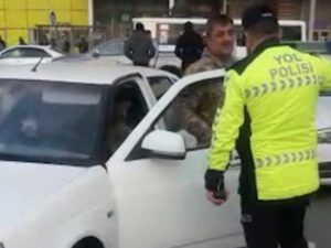 Yol polisi ilə nömrəsiz maşın sürən qazinin söhbəti izlənmə rekordu qırdı – VİDEO