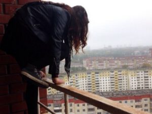 14 yaşlı qızın dərs vaxtı intihar etməsinin səbəbi bu imiş – TƏFƏRRÜAT