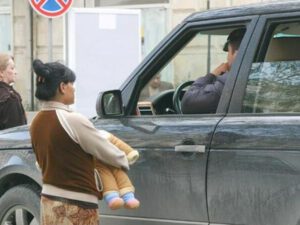 Bakıda dilənçilər özlərini avtomobilin altına atır – Polis işə qarışdı