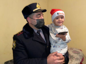 Oğurlanan iki yaşlı körpə polis əməkdaşları tərəfindən tapılıb