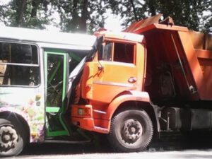Sərnişin avtobusu “KamAZ” çırpıldı: Xəsarət alan var