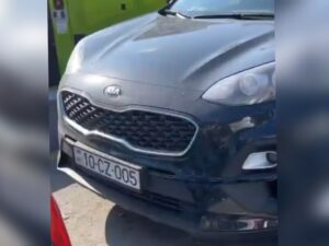Bahalı nömrəli avtomobillə xanım sürücünün yolunu kəsdilər – VİDEO
