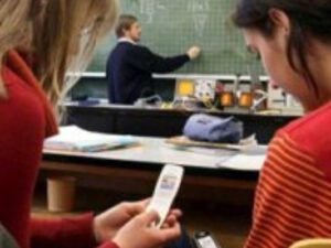 Bakıda polis sinifə daxil olub telefonları yığıb şöbəyə aparıb- MƏSƏLƏ ARAŞDIRILIR
