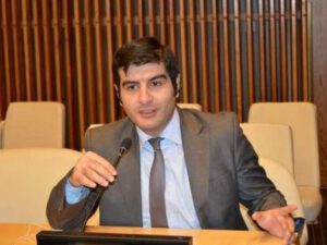 Elmir Əkbərdən maraqlı TƏKLİF: Qızlar universitetə imtahansız qəbul edilsin