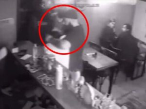 “Kurtlar vadisi”nin aktyoru kafedə müştəriyə bıçaqla hücum etdi – VİDEO