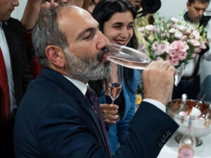 Paşinyan içib, Putini təhqir etdi