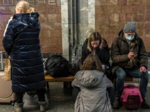 Kiyev sakinləri metro stansiyalarına axın edir – Təhlükə pis həddə