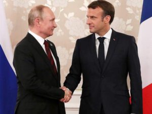 Makron Putinlə görüşdəki gərginlikdən danışdı