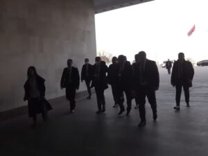 Azərbaycanlı deputatların ermənilərdən qorunması üçün mühafizələri gücləndirildi – VİDEO