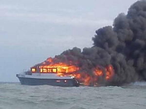 Göyərtəsində 600 hərbçi olan Rusiya desant gəmisi vuruldu – FOTO