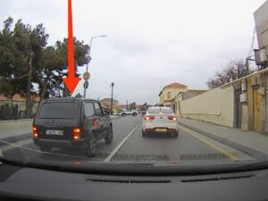 Maşına bahalı nömrə vuran sürücü polisin üstünə sürüb “xod” getdi