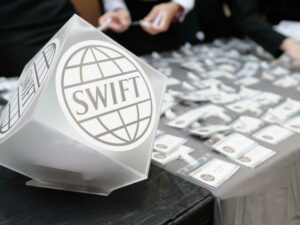 Rusiyanın SWIFT-dən atılmasının Azərbaycana ikibaşlı təsiri: həm cəlbedici, həm təhlükəli