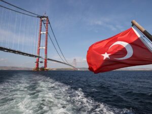 Türkiyə Çanaqqala və Bosfor boğazlarını hərbi gəmilərə bağladı