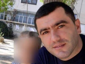 Həyat yoldaşını öldürən polisin vəkili: “Şok keçirib, barmağı tətikdə ilişib”