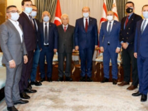 Ersin Tatar Quzey Kıbrısda səfərdə olan Azərbaycan nümayəndələrini qəbul edib
