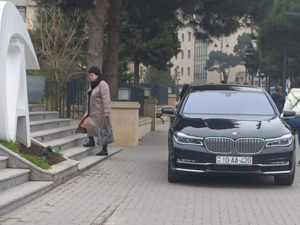 Bakıda yüksək vəzifəli məmura məxsus bahalı maşın səkini zəbt etdi – AA-420 – FOTO