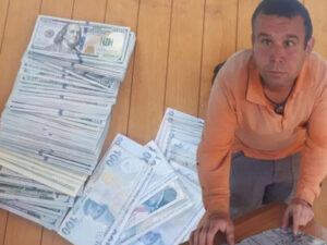 Parkda gülləri sulayarkən çanta tapdı: İçinə baxanda heyrətə gəldi – Külli miqdarda… – FOTO
