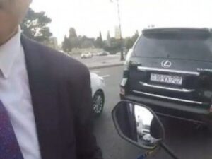 Bakıda “Lexus” sahibi motosiklet sürücüsünü döydüb – VİDEO
