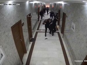 Polisin şöbədə arvadını öldürdüyü an – VİDEO