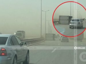 Güclü külək Bakı-Qazax yolunda qəzalara səbəb oldu  – FOTO