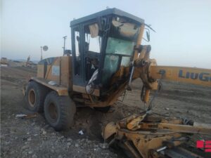 Ağdamda yol çəkən traktor minaya düşüb