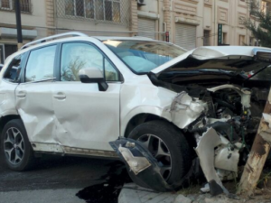 Bakıda “Toyota” dirəyə çırpıldı, ölən və yaralanan var